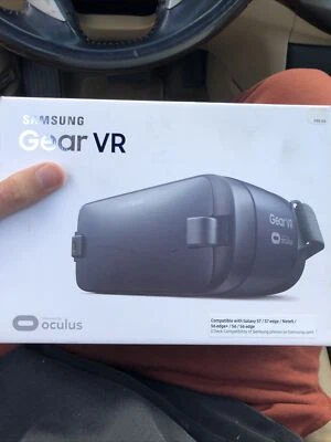 Samsung Gear VR Powered by Oculus SM-R323 SM-R323NBKVXAR Virtual Reality Headset - Image 1 of 3