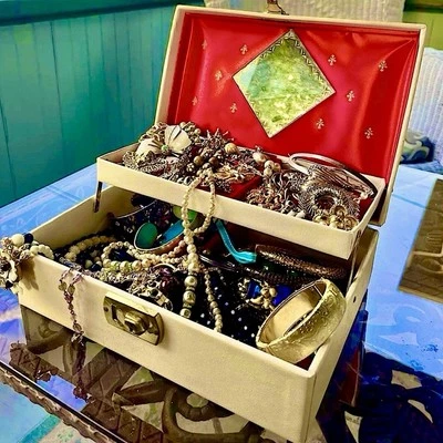 ⚜️ 2 LB Curated Vintage Mod Jewelry Lot | Wearable Gold Silver Estate Finds ⚜️ - Image 1 of 4