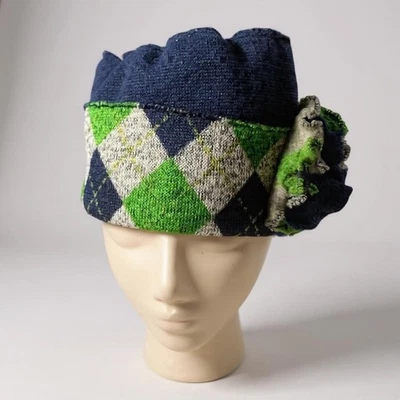 Sombrero Cloche Único Patrón Argyle con Acento Floral Azul y Verde Foto 1 de 4