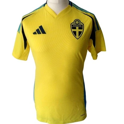 SUECIA Adidas Casa Fútbol Camisa 2024-2025 NUEVA Hombres Tallas Jersey Sverige Nueva con Etiquetas Foto 1 de 4