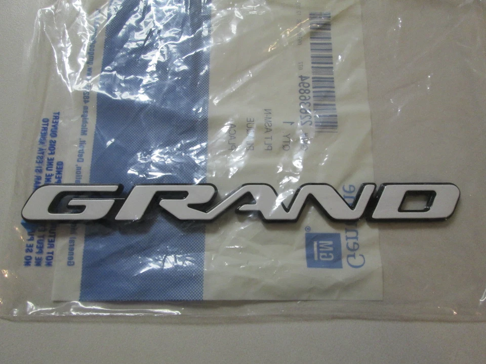 Pontiac Grand Am 1996-2002 lado del conductor o del pasajero blanco gran emblema 22636894 Foto 1 de 2