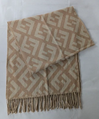 Cachecol com franjas padrão logotipo Fendi FF 100% cashmere bege feito na Itália. - Imagem 1 de 4