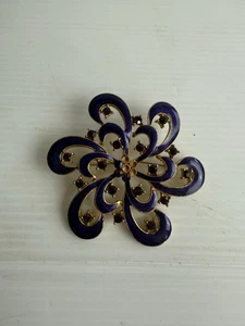 Vintage Lacey Gold Tone Metal Purple Rhinestones SNOWFLAKE Brooch As Found - Foto 1 di 4