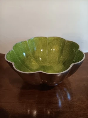 Cuenco festoneado para ensalada de frutas Simply Designz esmalte verde y aluminio metal 11,5" Foto 1 de 4