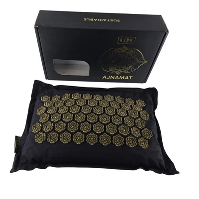 Almohada de acupresión negra Ajna Wellbeing con diseño de flor de loto dorada de viaje Foto 1 de 4