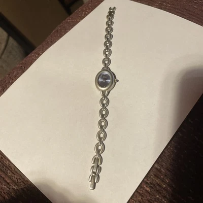 Reloj analógico Gloria Vanderbilt para mujer con correa en tono plateado cara azul Foto 1 de 4