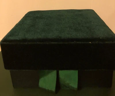 Caja de felpa verde tienda Marshall Field Dept con logotipo MF, cinta interior dorada Foto 1 de 4