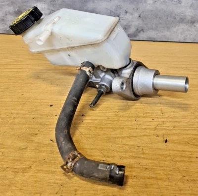 Toyota Yaris MK3 2016 1,3 gasolina líquido de frenos reserva + cilindro maestro de frenos Foto 1 de 4