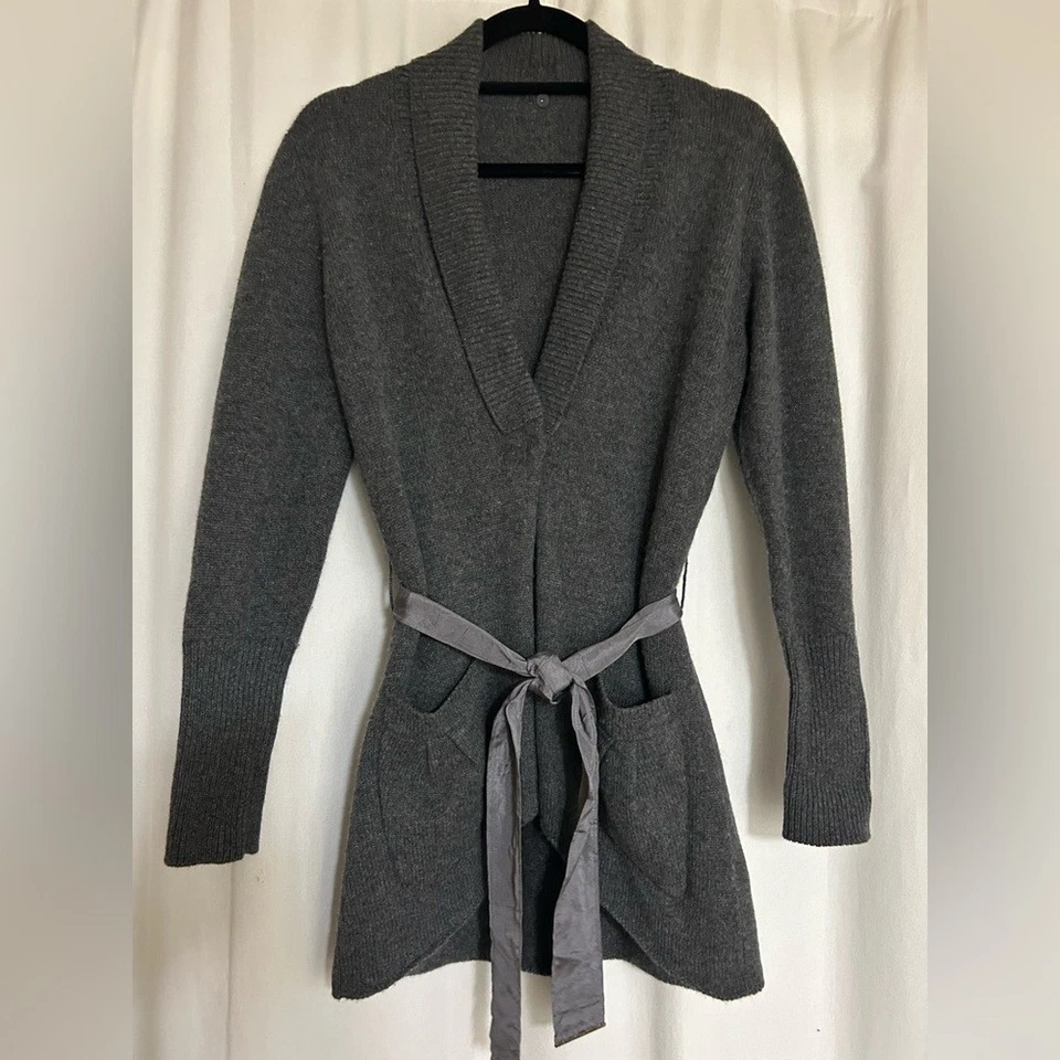 Cardigã feminino 100% cashmere feito na Itália cinza carvão tamanho grande - Imagem 1 de 4