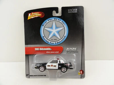 Johnny Lightning 2.0 R6 1983 Oldsmobile Cutlass Police (Beat the Heat) Foto 1 de 4