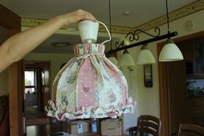 Schöne Retro Kinderzimmer Lampe / Weiß, Rosa mit Mustern - Bild 1 von 4