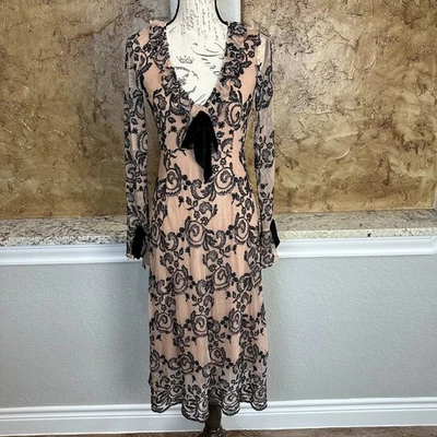 Vestido For Love and Lemons Clemence pequeno bordado malha de renda preto bronzeado - Imagem 1 de 4