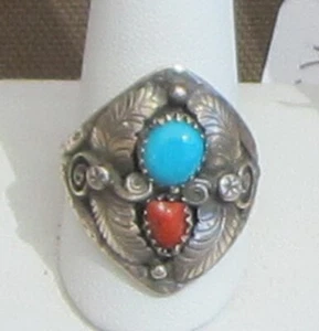 Bague signée 11 3/4, sertie de formes libres turquoise bleue et corail en argent massif - Photo 1/3