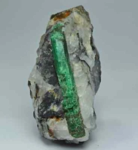 Natural 38mm Long Emerald Crystal On Quartz Matrix 67 Gram - Picture 1 of 6