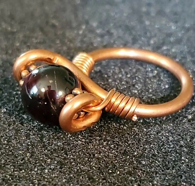 Anel de granada tamanho 5 1/2 com tecnologia paleo de cobre pelo artista EJ Gold - Imagem 1 de 4