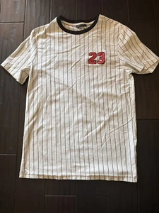 Camiseta Hombre Shein Rayas Blanco y Negro Número 23 Talla Mediana - Imagen 1 de 5