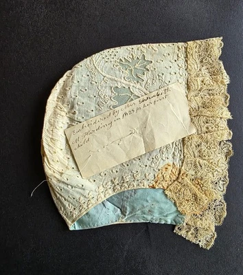 C 1825 EXCEPCIONAL CAPÓ BORDADO A MANO CON HOJAS RECORTADAS + NOTA DE PROCEDENCIA Foto 1 de 2