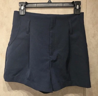 Pantalones cortos a medida Forever 21 azul marino tiro alto plisados para mujer talla pequeña Foto 1 de 3