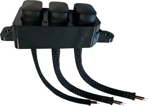 Panel de interruptor de tres botones momentáneos auxiliares. Harley Davidson Touring 14-23 - Imagen 1 de 8