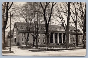 1944 RPPC postal dormitorio de niñas en Albion College en Albion, Michigan - Imagen 1 de 2