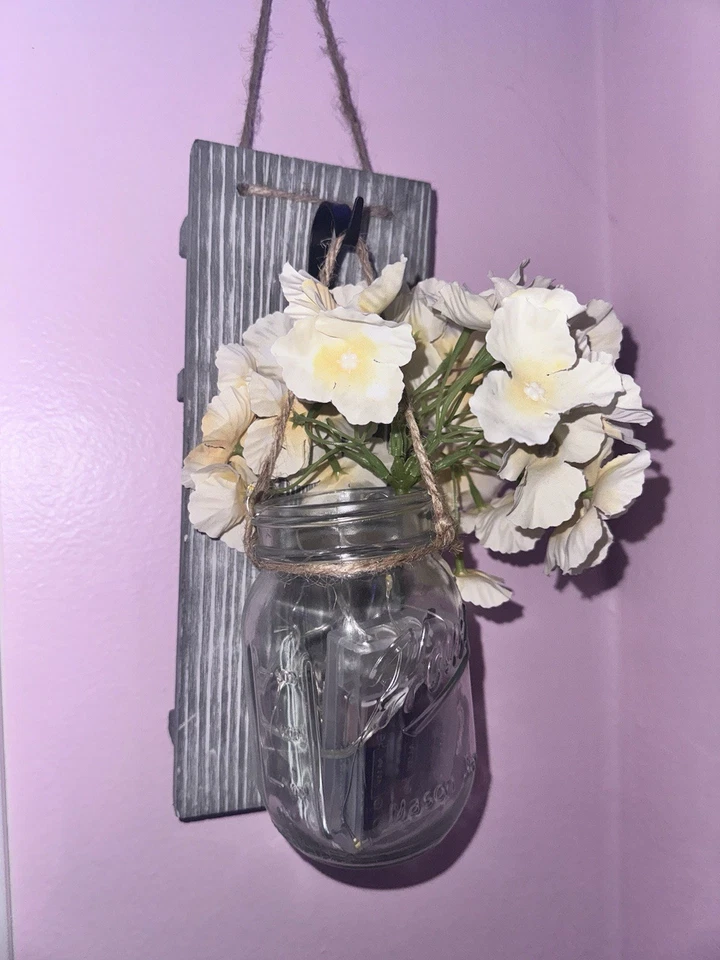 Rustic Farmhouse Mason Jar 壁灯带人造花 🌸 — 第 1/4 张图片