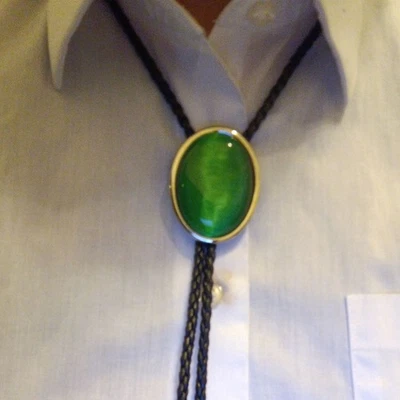 Colar de casamento masculino vintage pedra verde gravata bolo noivo cowboy ocidental - Imagem 1 de 4