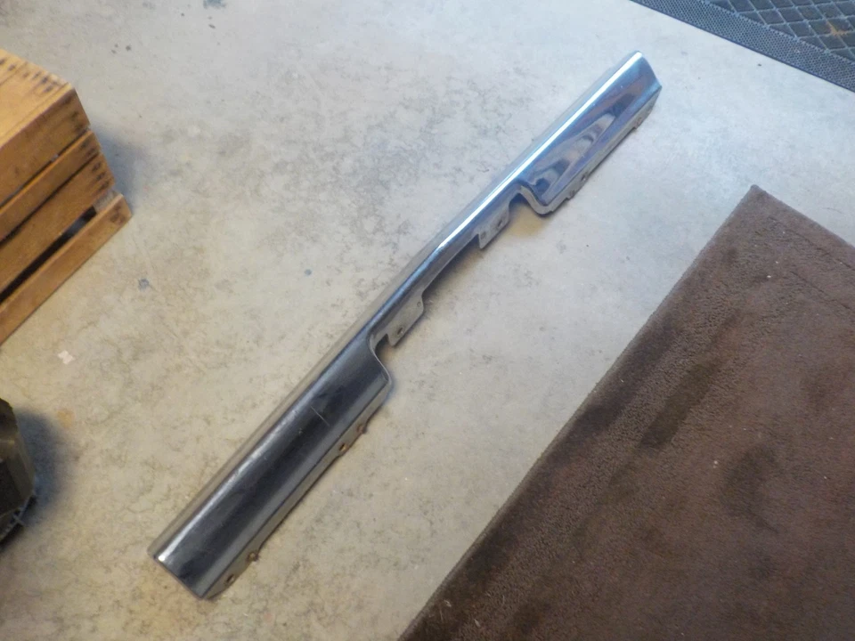 Barra de parachoques central trasera Chevrolet 1963 Impala/Bel-air/Biscayne original. Foto 1 de 4