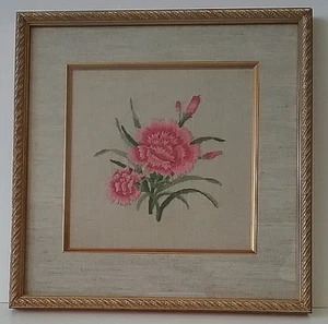 Bestickte rosa Nelke Blumen Leinen Goldrand Studio Rahmen wunderschönes Bild - Bild 1 von 1