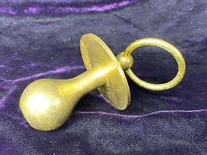 Pisapapeles chupete vintage de latón macizo con mango de anillo 4" acento decorativo - Imagen 1 de 8