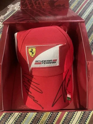 Gift Box Ferrari 2011 Con Autografi  Alonso Massa Originali - Immagine 1 di 4
