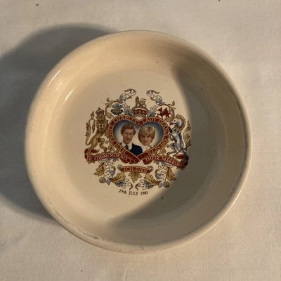 Sello único/raro de porcelana del príncipe Carlos y la dama Diana Spencer 29 de julio de 1981 Foto 1 de 4