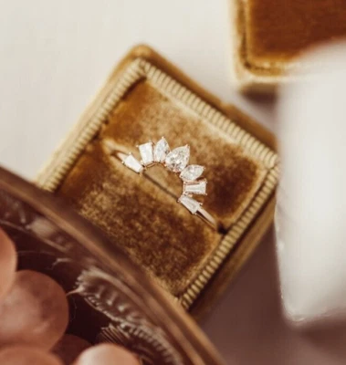 Alianza de boda elegancia moissanita corte pera y baguette de 1,0 quilates oro rosa macizo de 14 quilates Foto 1 de 4