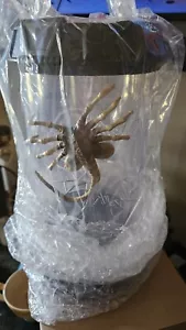 ALIEN FACE HUGGER secchio per popcorn 2024 tubo esemplare da scaffale SPEDIZIONE ORA - Foto 1 di 1