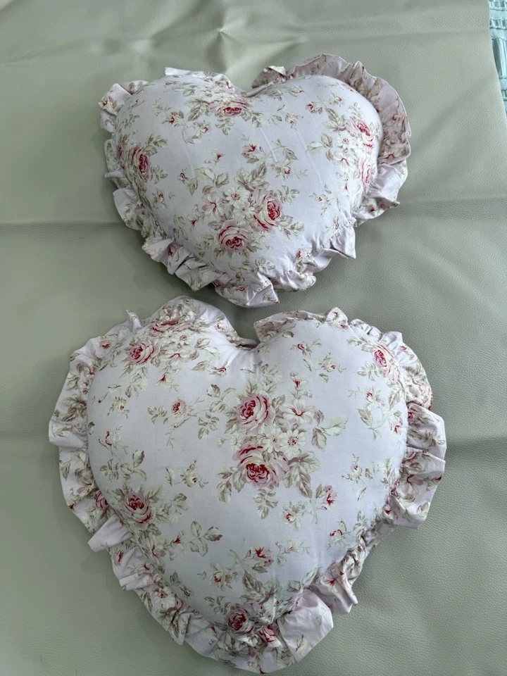 Rachel Ashwell Shabby Chic 心形枕头淡粉色带玫瑰和褶皱小屋装饰 — 第 1/4 张图片
