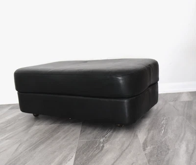 Centro otomano/reposapiés de cuero negro Mid Century Foto 1 de 4