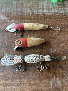 Lot Of 3 Wooden Fishing Lures Vintage Made Of Wood 3 To 4.5 Inches - Picture 1 of 4