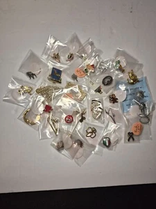 Various pins and brooch, veries in design and sizes lot of 34 - Picture 1 of 24