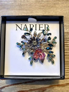 Broche prendedor NAPIER flores multicolores pedrería tono dorado caja original - Imagen 1 de 3