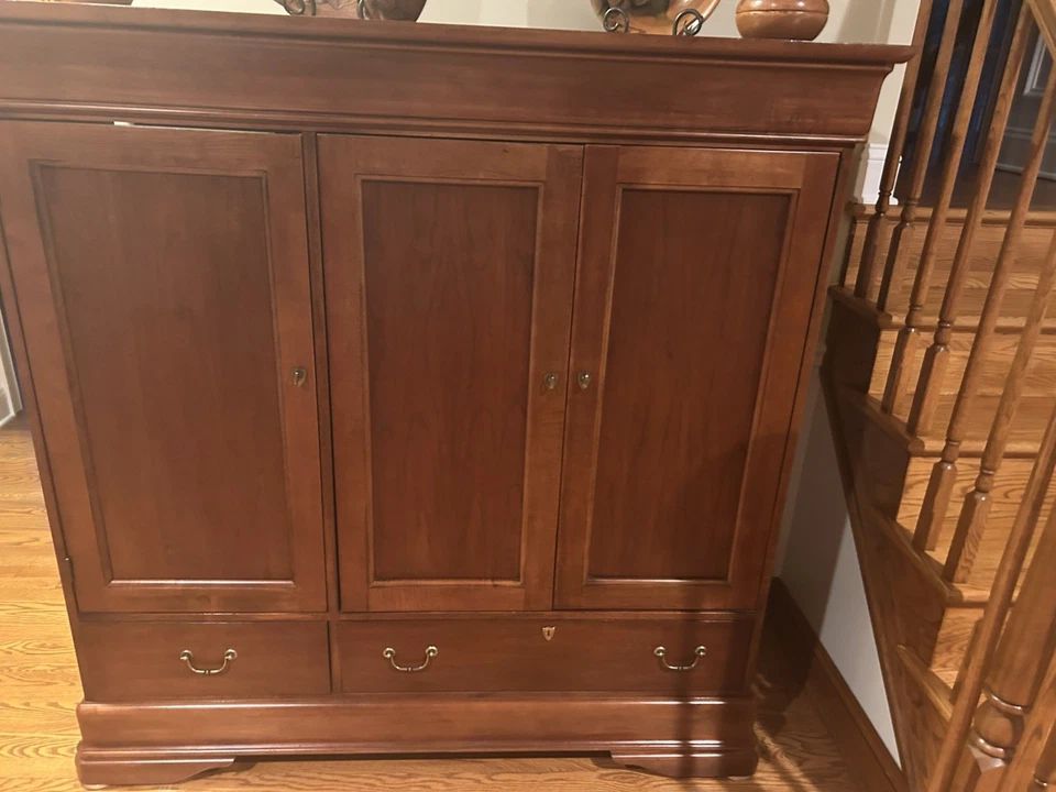 Armario de entretenimiento en madera de cerezo. Mueble Hooker estilo Regis Court. Foto 1 de 4