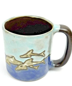 Taza de café de cerámica de delfines en relieve firmada por artista Mara de México abstracta pesada - Imagen 1 de 4