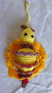 Handgefertigte Bienenpuppe gehäkelt in schönen Farben vom Künstler mit Aufhänger - Bild 1 von 6