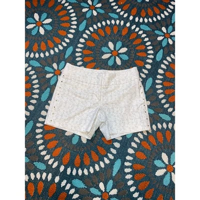 APT. Shorts preto branco tamanho 9 14 em excelente estado usado com detalhes de pino de ouro enfeitados em excelente estado usado - Imagem 1 de 4