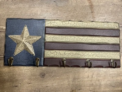 Деревянная вешалка для американского флага в деревенском стиле 17,5 дюйма x 7 дюймов - Изображение 1 из 4