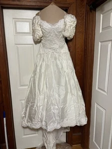 Priscilla of Boston Wedding Dress 1990 - Picture 1 of 3