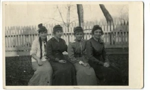 VINTAGE RPPC ECHTFOTO POSTKARTE VIER FREUNDINNEN INTERESSANTE FRISUREN 083121 Q - Bild 1 von 4