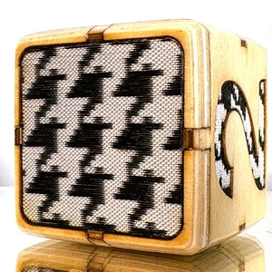 Houndstooth Heritage - Classic Textile Tradition - Backgammon Doubling Cube 36mm - Picture 1 of 12