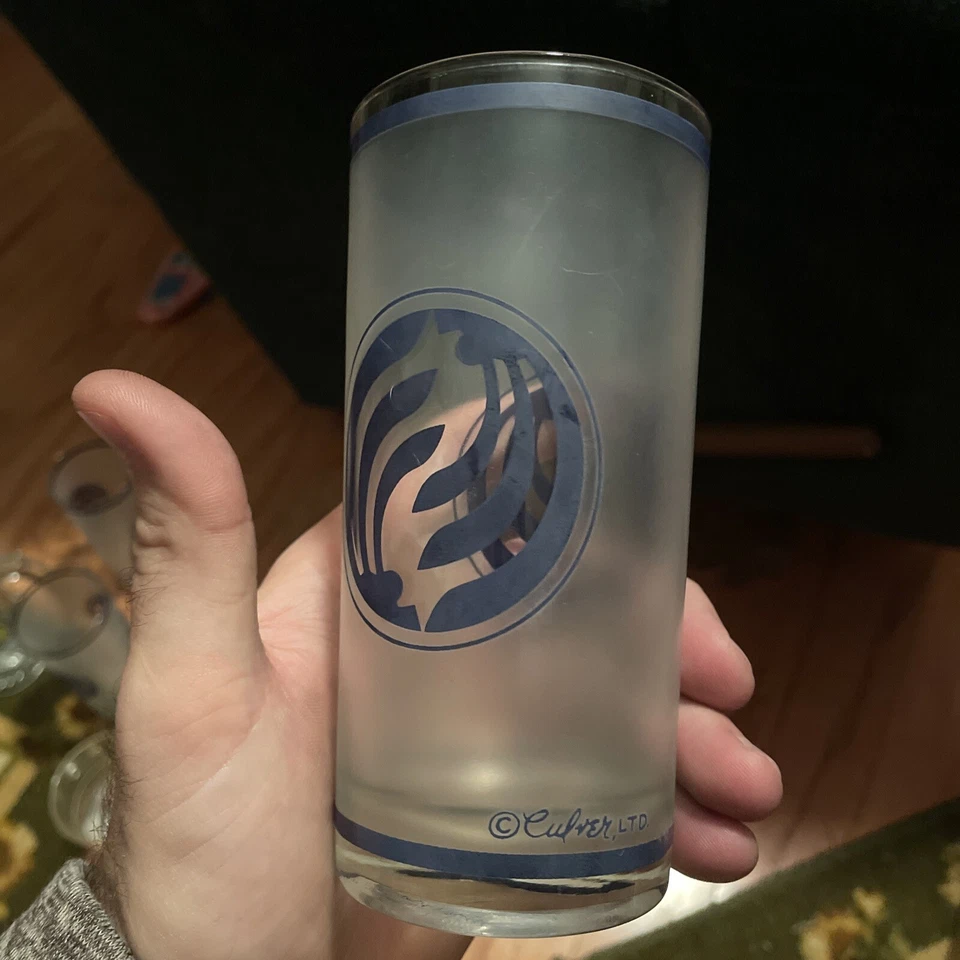Vaso de beber vintage Culver vidrio esmerilado con patrón azul Foto 1 de 3