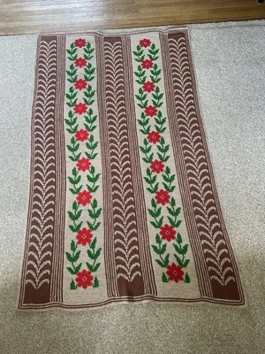 "Estilo punto de cruz afgano de ganchillo hecho a mano marrón con flores rojas 76"" X 46""" Foto 1 de 4