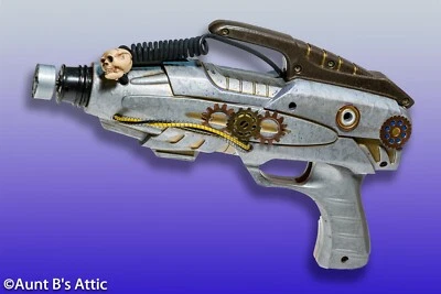 Pistola Steampunk de plástico plateado pintada a mano y decorada disfraz futurista utilería   Foto 1 de 4