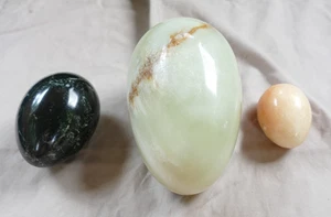 3 Onyx eggs-White 13cm tall- Black 7cm tall - orange 5cm tall- some scratches - Picture 1 of 14
